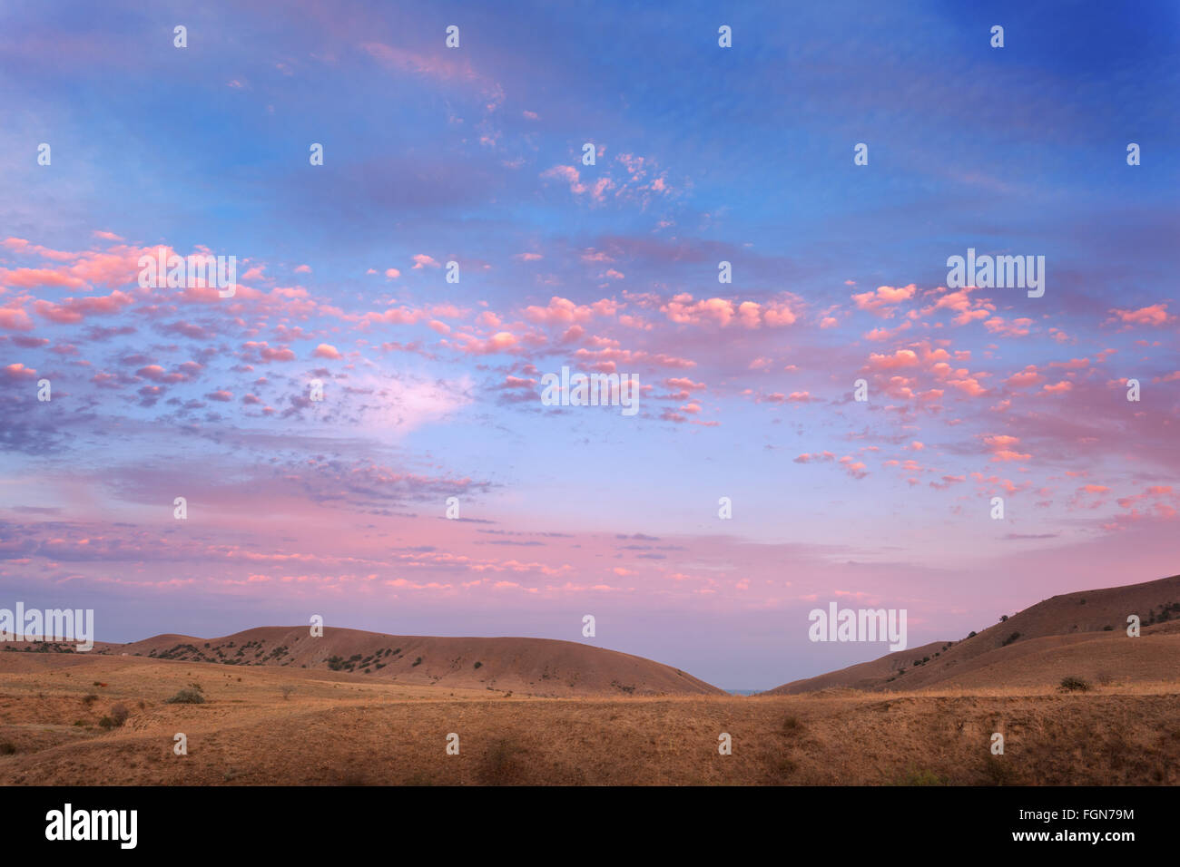 Bellissima vista alla valle di montagna con nuvoloso cielo blu al tramonto colorato in estate. Paesaggio Naturale Foto Stock