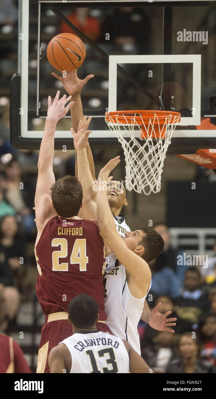 Winston-Salem, NC, Stati Uniti d'America. Xx Febbraio 2016. Wake Forest Demon diaconi centro Doral Moore (4) blocchi il colpo del Boston College Eagles center Dennis Clifford (24) durante un ACC gioco di basket a LJVM in Winston-Salem, NC. PJ Ward-Brown/CSM/Alamy Live News Foto Stock