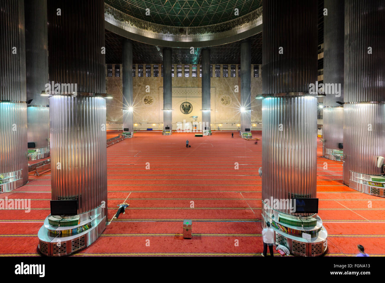 Interno della sala di preghiera della Moschea Istiqlal o Masjid Istiqlal, in Jakarta - la più grande moschea nel sud-est asiatico Foto Stock