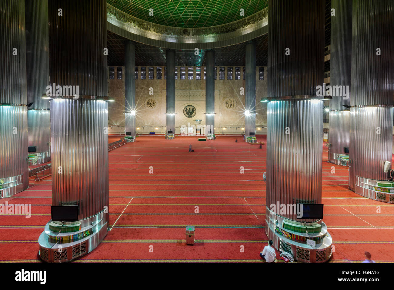 Interno della sala di preghiera della Moschea Istiqlal o Masjid Istiqlal, in Jakarta - la più grande moschea nel sud-est asiatico Foto Stock