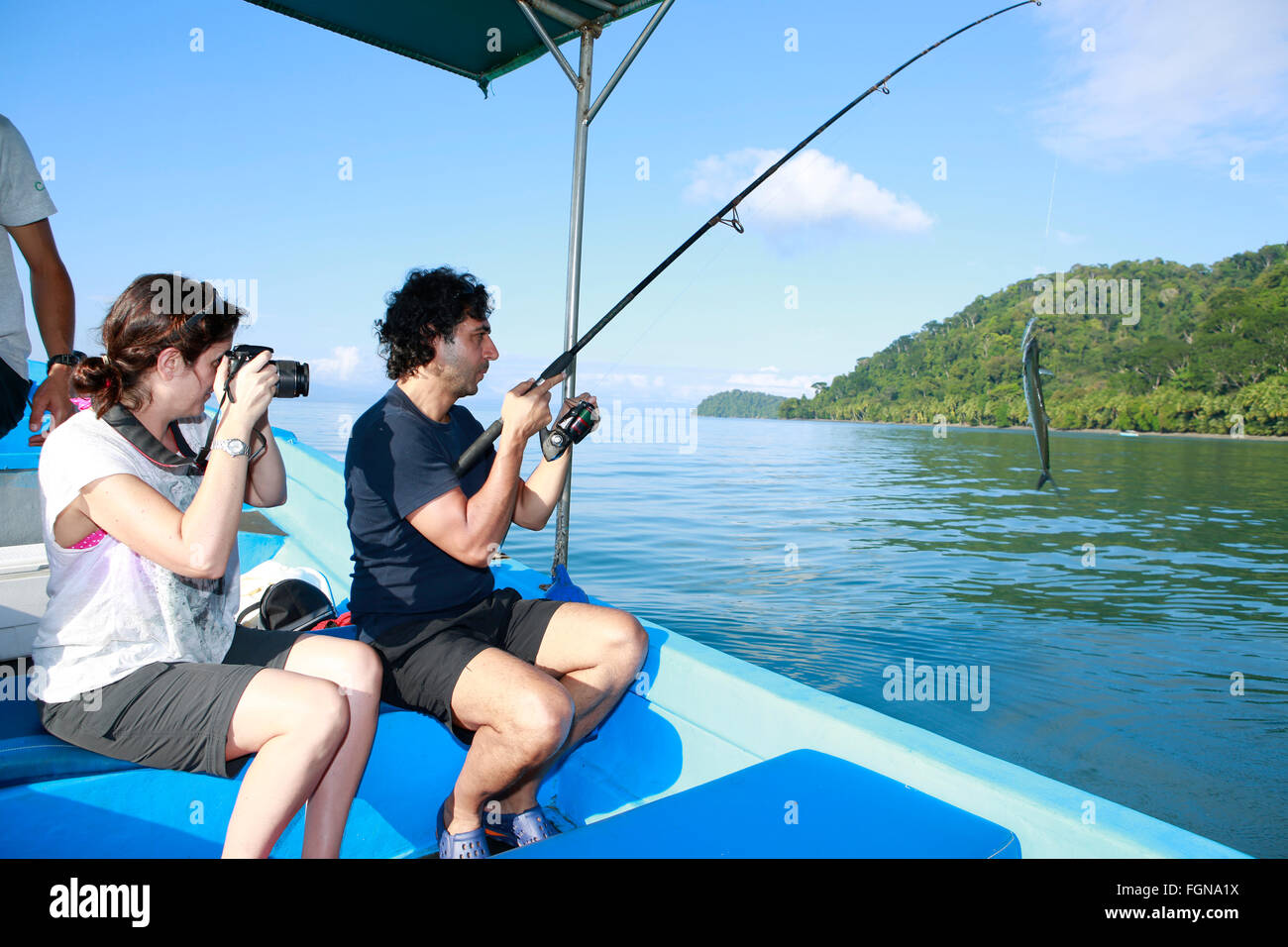 Una razza mista Indian e Caucasico giovane la pesca sportiva insieme in Costa Rica Foto Stock