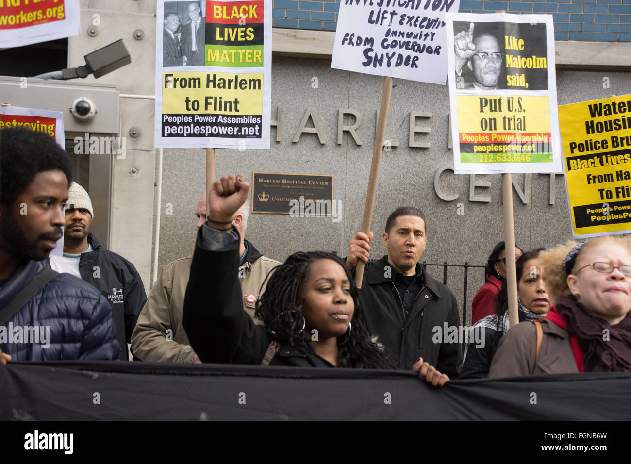 Harlem, New York, Stati Uniti d'America. Il 21 febbraio 2016. Una coalizione di nero vive la materia e alla giustizia in materia ambientale gli attivisti si sono stretti e hanno marciato in Harlem in occasione dell'anniversario dell'assassinio di Malcolm X incolpare di Flint, Michigan's crisi idrica sul razzismo e ingiustizia ambientale. Hanno aderito all'l'Adam Clayton Powell Jr Edificio per uffici, sito di tanti discorsi del tardo Harlem icona politica Malcolm X. Foto Stock