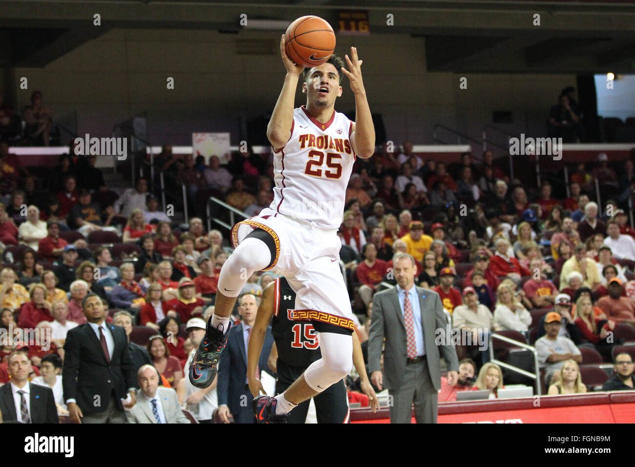 Los Angeles, CA, Stati Uniti d'America. Il 21 febbraio, 2016. USC Trojans avanti Bennie Boatwright (25) con il lay up in un gioco tra USC Trojans vs UTAH Utes al Galen Center di Los Angeles, CA. Jordon Kelly/CSM/Alamy Live News Foto Stock