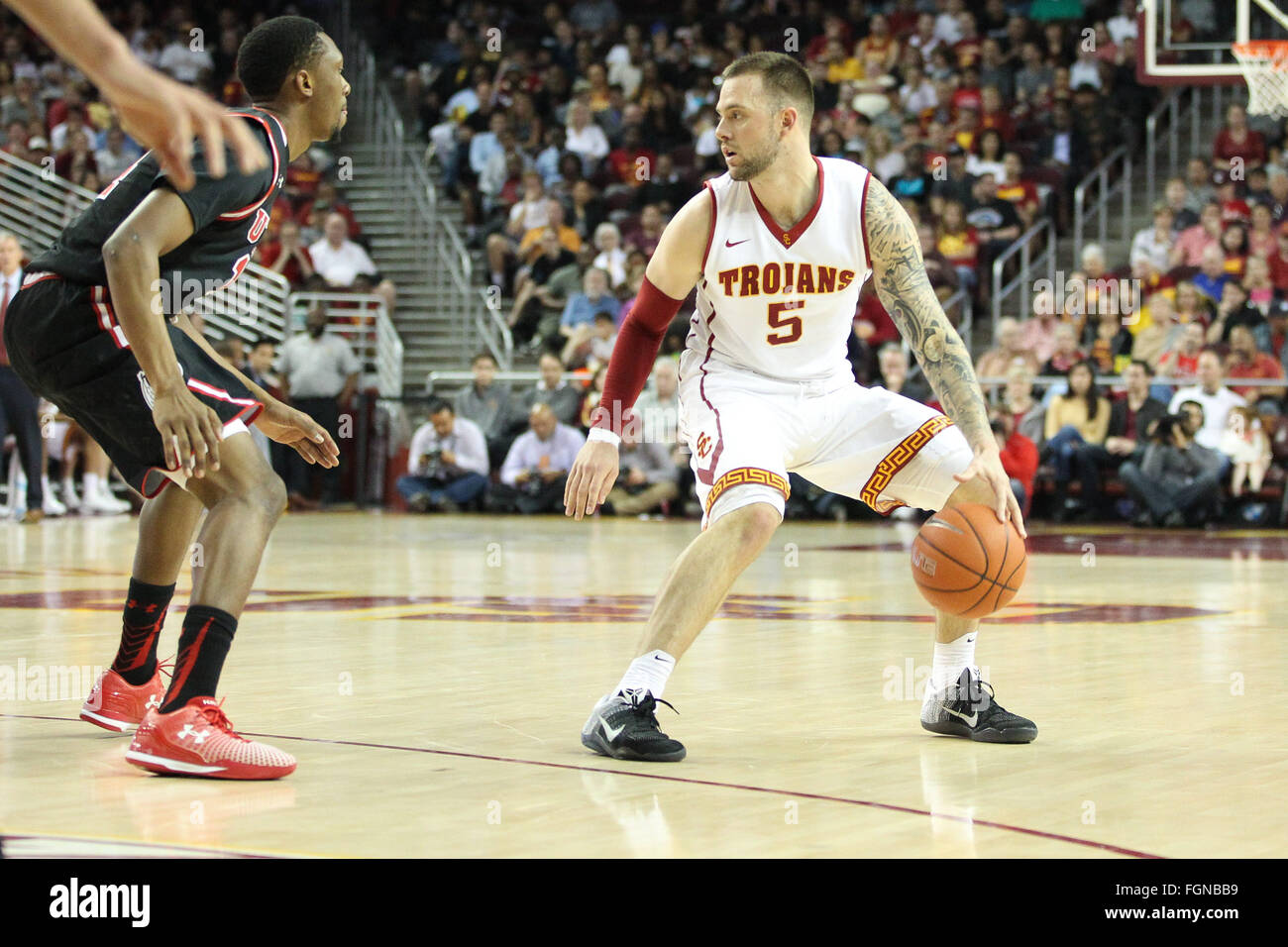 Los Angeles, CA, Stati Uniti d'America. Il 21 febbraio, 2016. USC Trojans guard Katin Reinhardt (5) tenta di soffiare pass Utah Utes avanti Dakarai Tucker (14) in un gioco tra USC Trojans vs UTAH Utes al Galen Center di Los Angeles, CA. Jordon Kelly/CSM/Alamy Live News Foto Stock