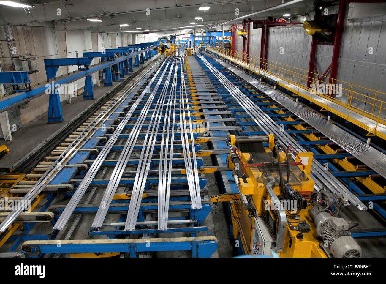 Estrusione di alluminio della linea di produzione Foto Stock