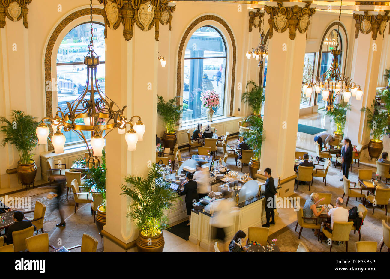 Hong Kong Cina lobby ristorante del Peninsula Hotel famoso costosi hotel esclusivo dal di sopra Foto Stock