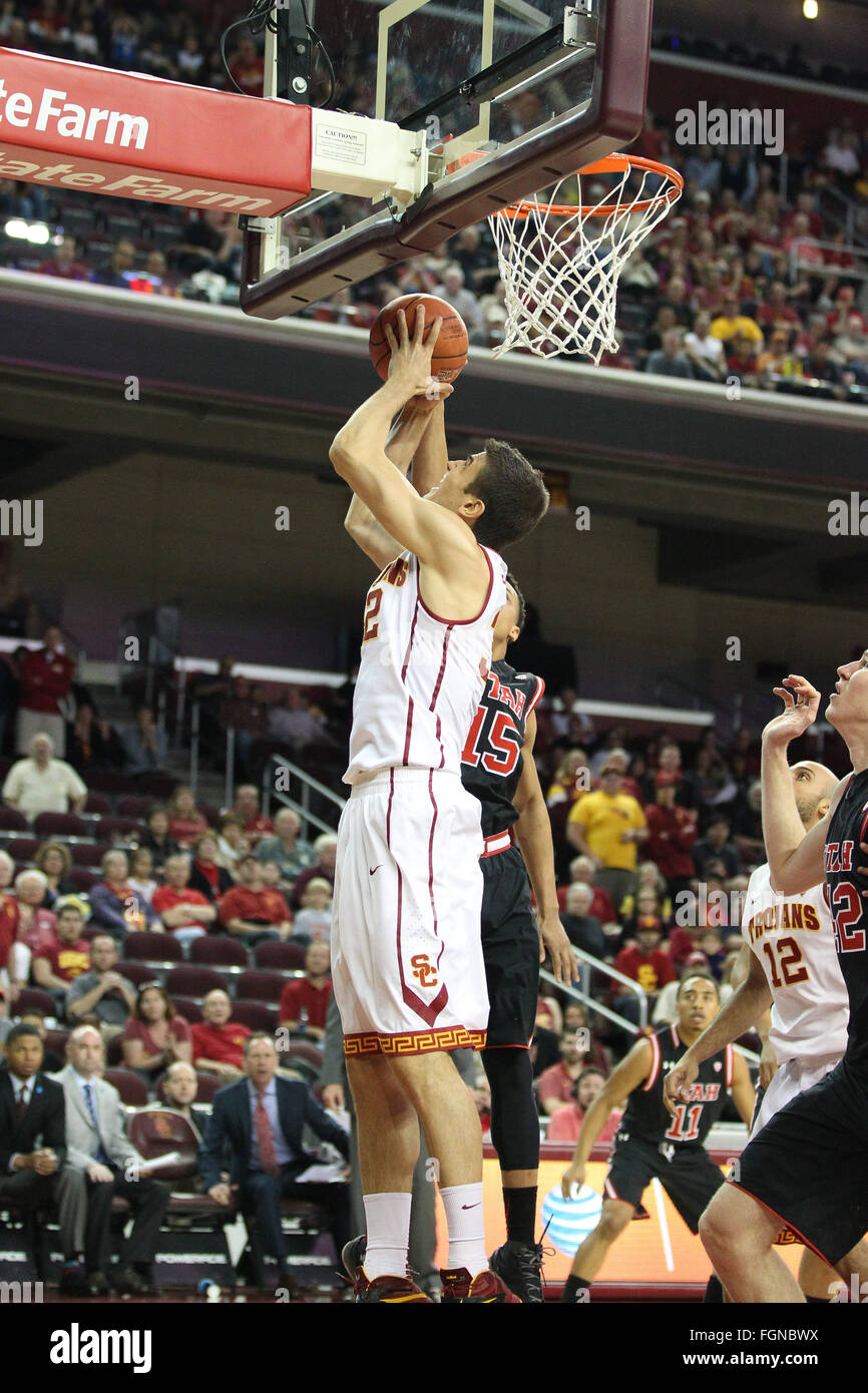 Los Angeles, CA, Stati Uniti d'America. Il 21 febbraio, 2016. USC Trojans avanti Nikola Jovanovic (32) tenta un colpo in un gioco tra USC Trojans vs UTAH Utes al Galen Center di Los Angeles, CA. Jordon Kelly/CSM/Alamy Live News Foto Stock