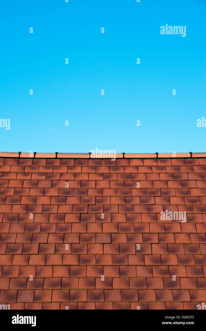 Nuova casa costruire il tetto rosso e blu cielo astratta. Bicester, Oxfordshire, Inghilterra Foto Stock