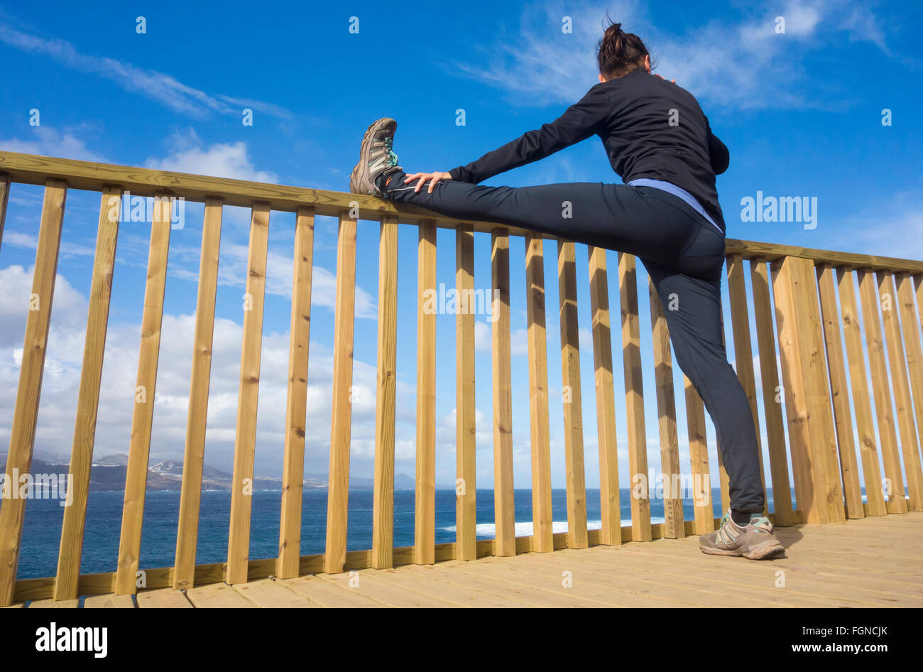 Basso angolo vista cielo blu della formazione alla prevenzione delle lesioni prevenire 'Preriscaldamento' esercizio esercizio runner flessibilità flessibile Foto Stock