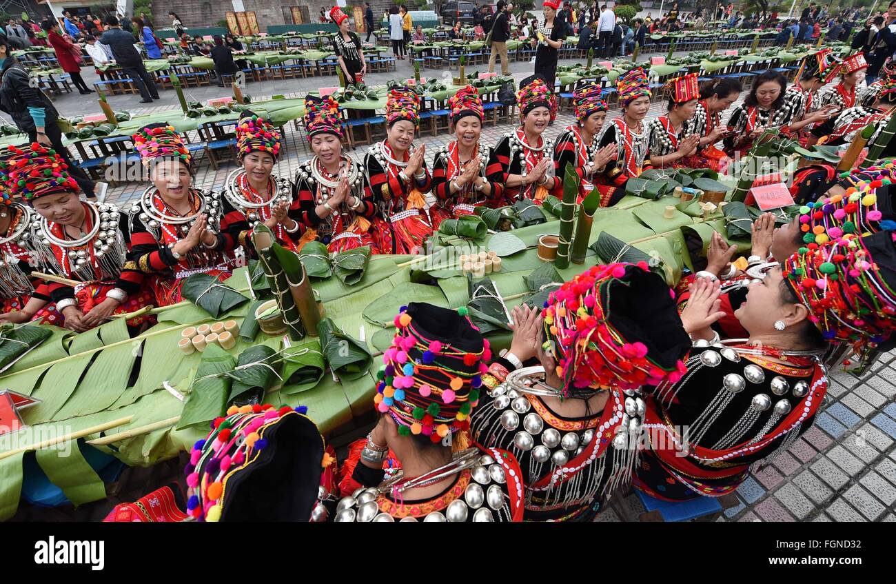 Dehong cinese della provincia dello Yunnan. Il 21 febbraio, 2016. Popolo di Jingpo gruppo etnico si riuniscono per godere di un 'Verde foglie " festa durante il Jingpo Munao Internazionale Festival canoro in Fumang città di Dehong dai, e Jingpo prefettura autonoma, a sud-ovest della Cina di Provincia di Yunnan, Feb 21, 2016. Più di 3 mila persone si sono radunate qui a condividere la festa che è dotata di foglia-realizzato bocce, bamboo-tubo di bicchieri di vino e pasti potherb. Credito: Chen Haining/Xinhua/Alamy Live News Foto Stock