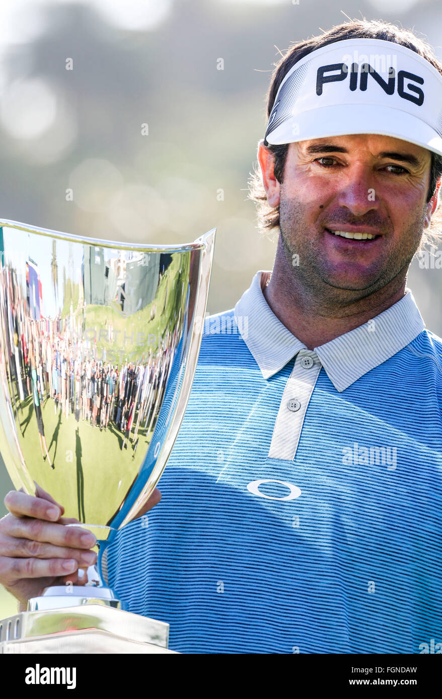 Los Angeles, California, USA. Il 21 febbraio, 2016. Bubba Watson di gli Stati Uniti celebra con il suo trofeo dopo il round finale del PGA Tour Northern Trust Open Golf Tournament al Riviera Country Club in Pacific Palisades, California, Stati Uniti nel febbraio 21, 2016. Bubba Watson calimed il titolo per la seconda volta in tre anni di domenica. Credito: Zhao Hanrong/Xinhua/Alamy Live News Foto Stock