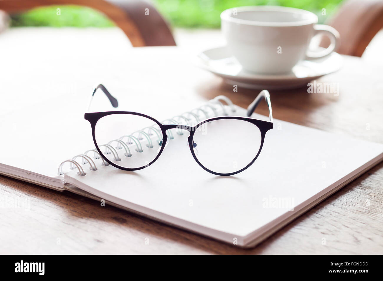 Aprire la schermata bianca vuota e notebook occhiali con tazza di caffè, stock photo Foto Stock