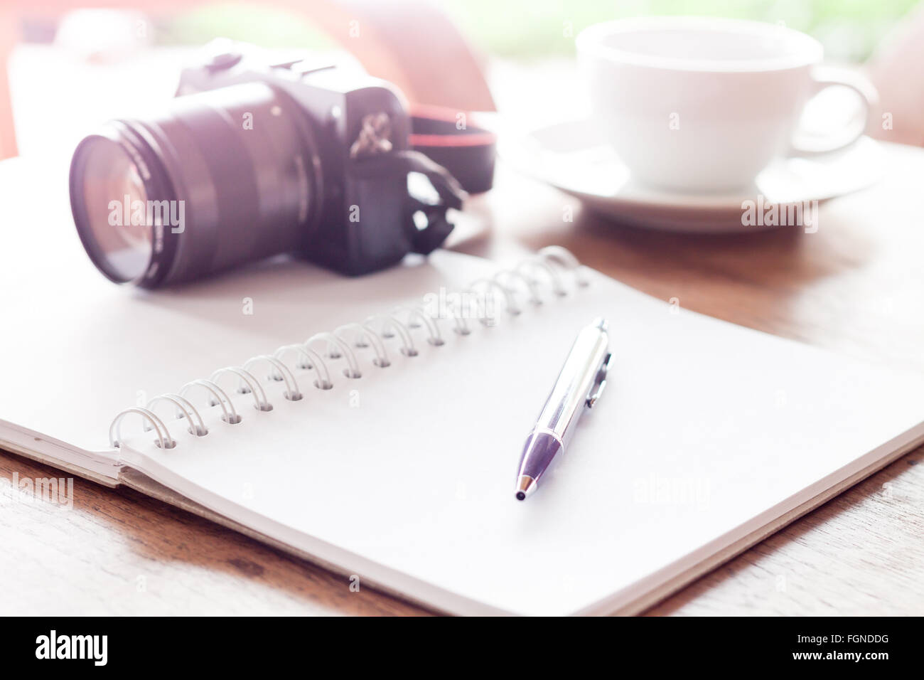 Aprire la schermata bianca vuota notebook e penna con tazza di caffè, stock photo Foto Stock