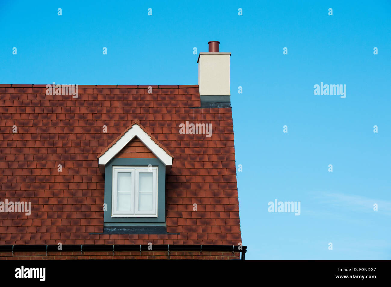 Nuova casa costruire il tetto rosso e il camino astratta. Bicester, Oxfordshire, Inghilterra Foto Stock