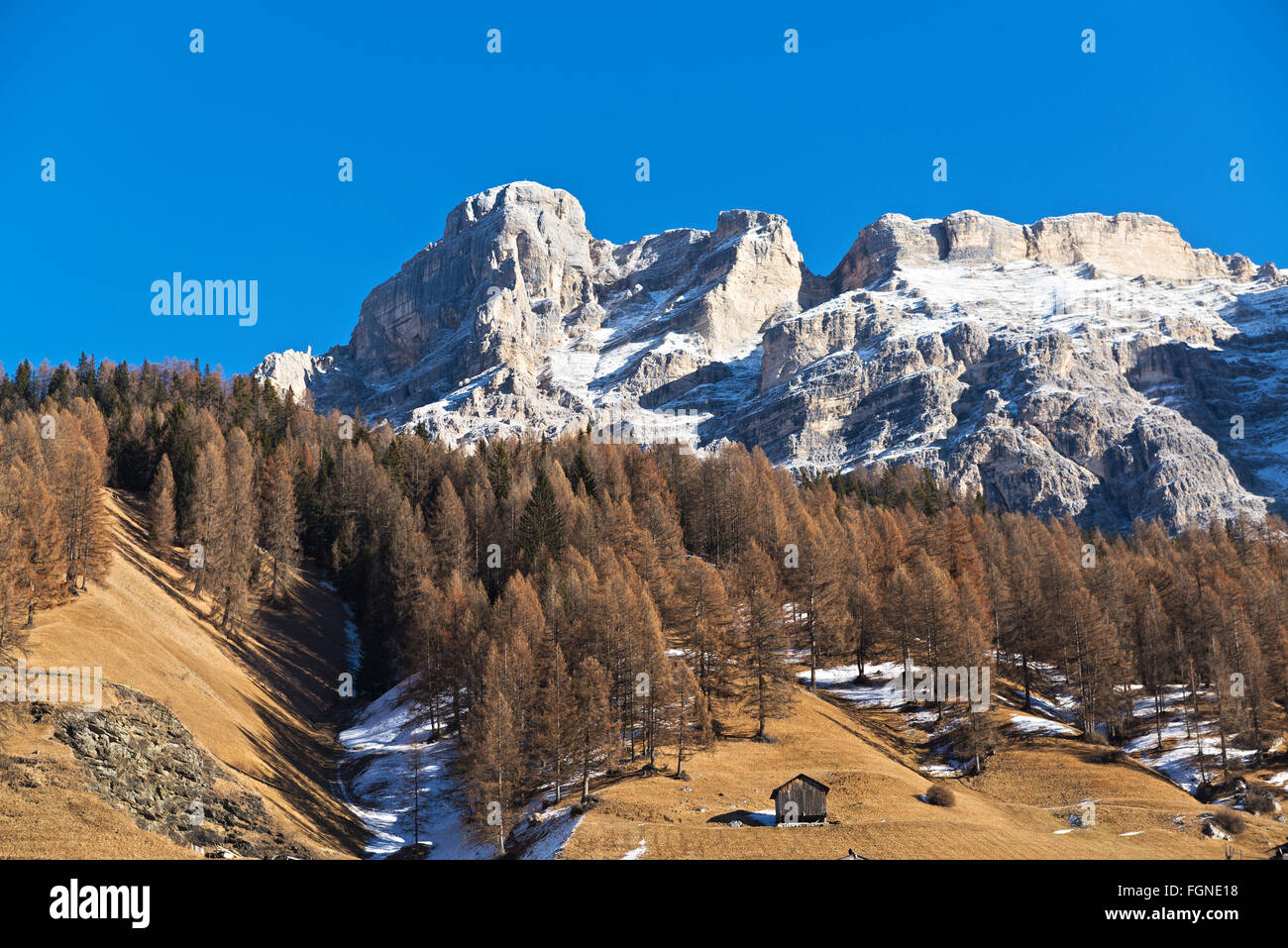 Montagne e paesaggi collinari nella stagione autunnale con cielo blu in background, Alta Badia - Dolomiti, Trentino Alto Adige Foto Stock