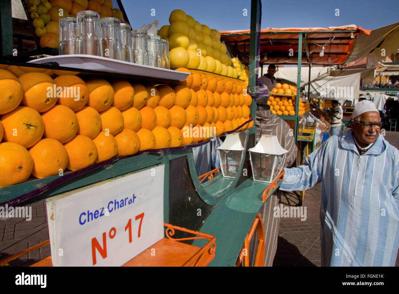 Marrakech, Marocco - 21 gennaio: Unidentified costumista accanto a un succo di arancia venditore presso la piazza Jema El Fna a Marrakech il Ja Foto Stock