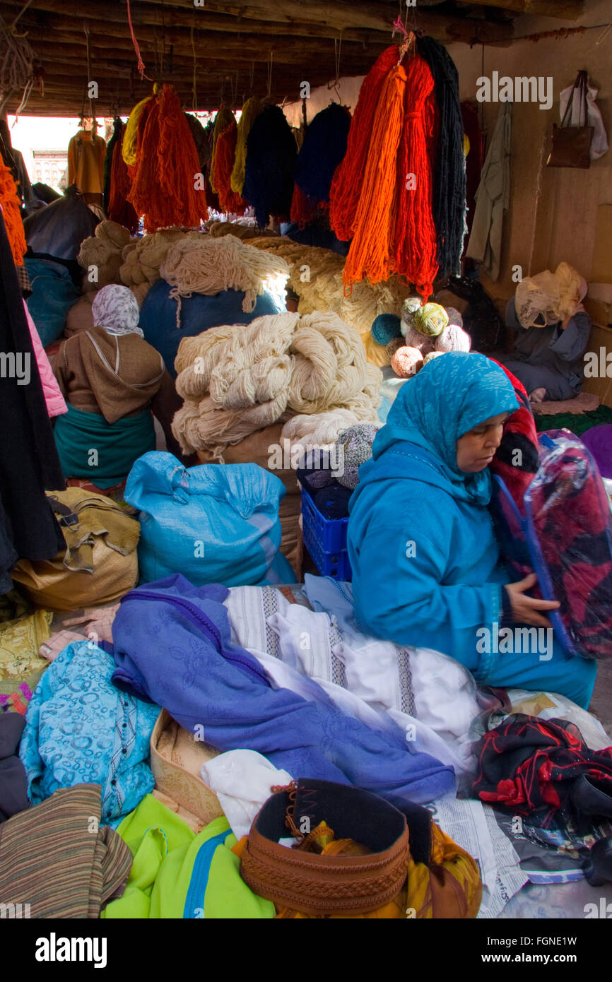 Marrakech - gennaio 21: arabo le donne al mercato di tessuti con coperte e appendere i filati di lana, Jan 21, 2010 Marrakesh, Marocco Foto Stock