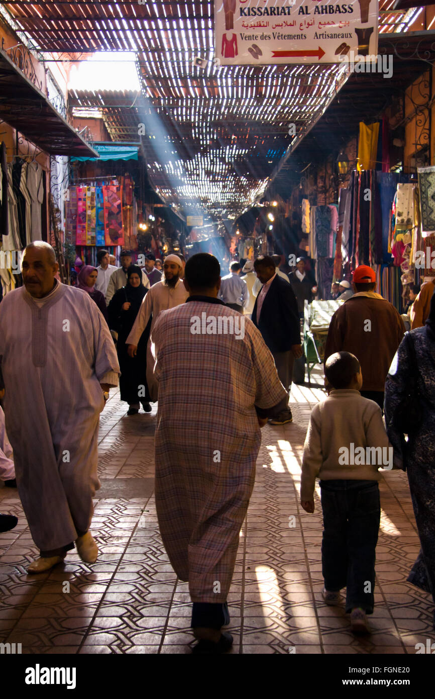 Marrakech, Marocco - 21 gennaio: Unidentified people shopping nel souk di Marrakech il 21 gennaio 2010 a Marrakech. Nel 2009 Foto Stock