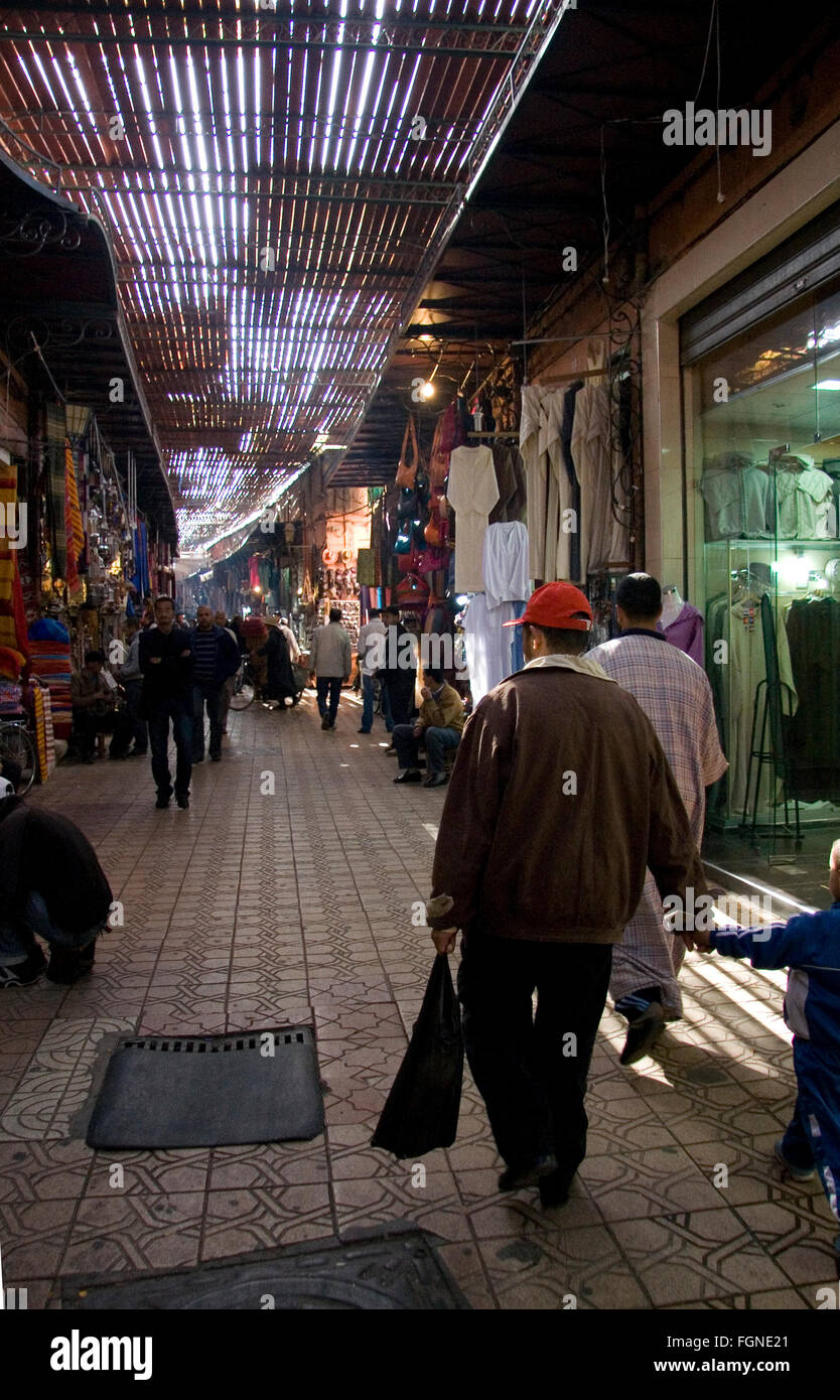 Marrakech, Marocco - 21 gennaio: Unidentified people shopping nel souk di Marrakech il 21 gennaio 2010 a Marrakech. Nel 2009 Foto Stock