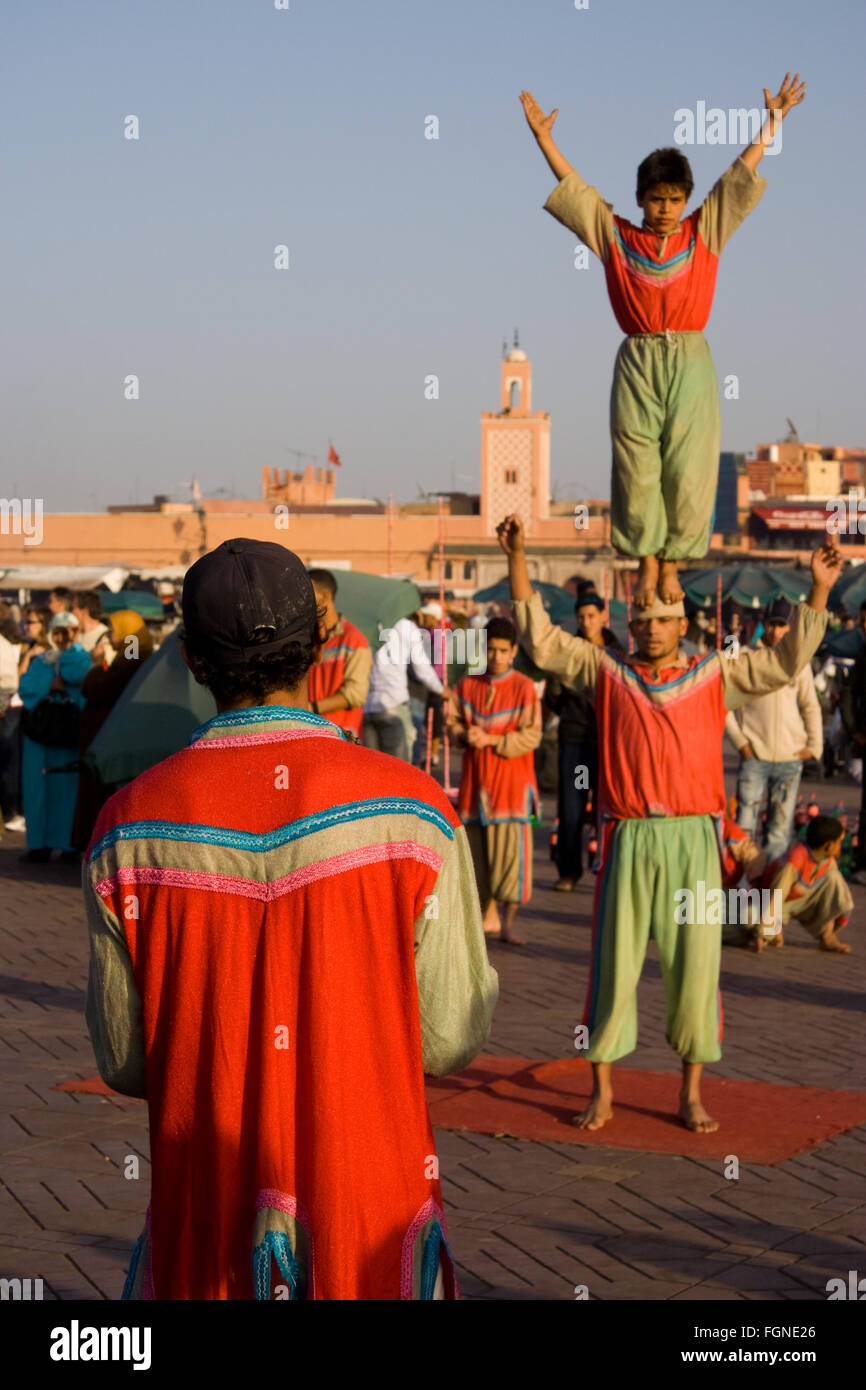 Marrakech, Marocco - Jan 21: acrobati che mostra le loro competenze per una piccola punta alla famosa piazza Djema El Fna, Gennaio 21, 201 Foto Stock