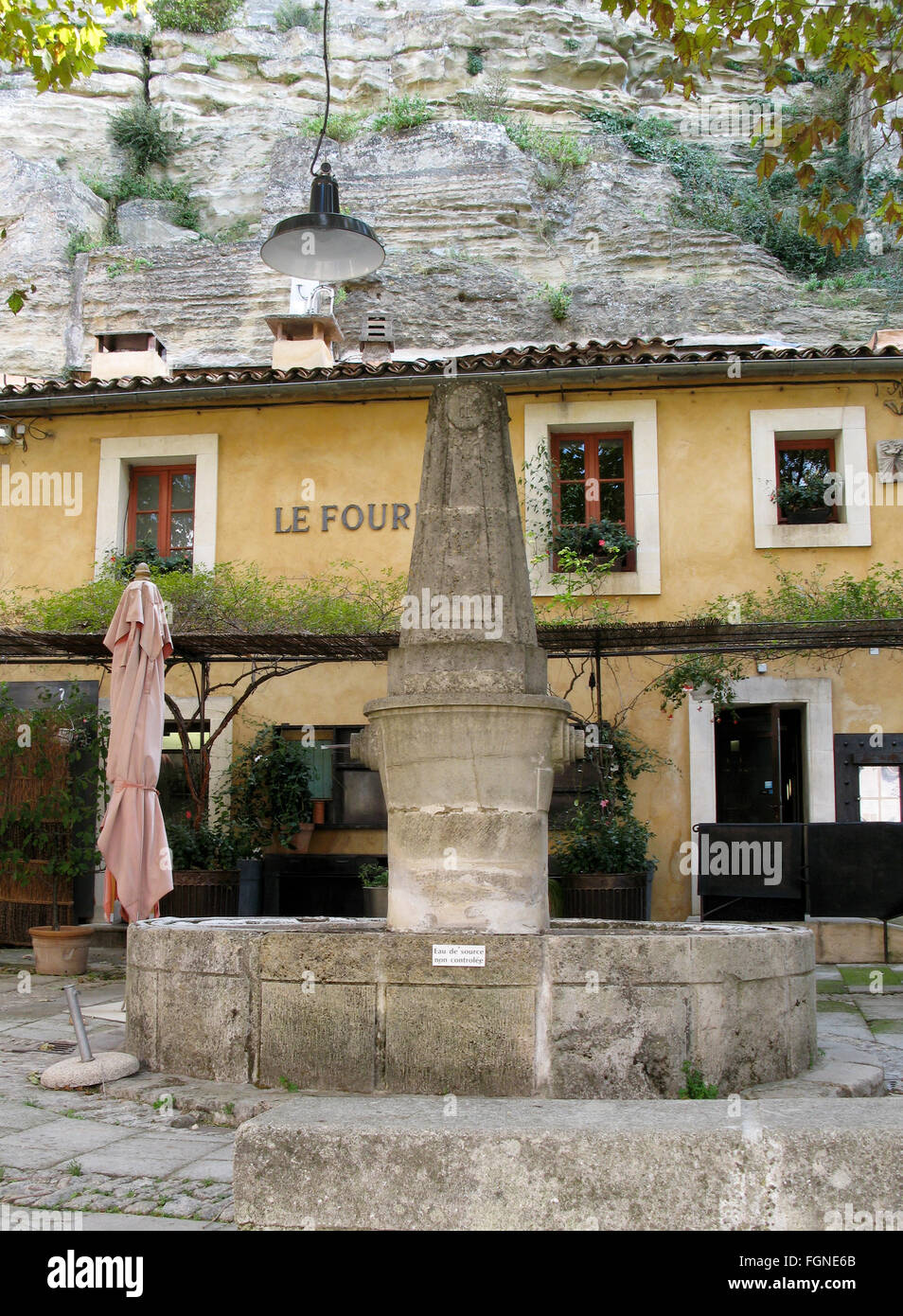 La vecchia fontana di fronte ad un ristorante in Provenza Foto Stock