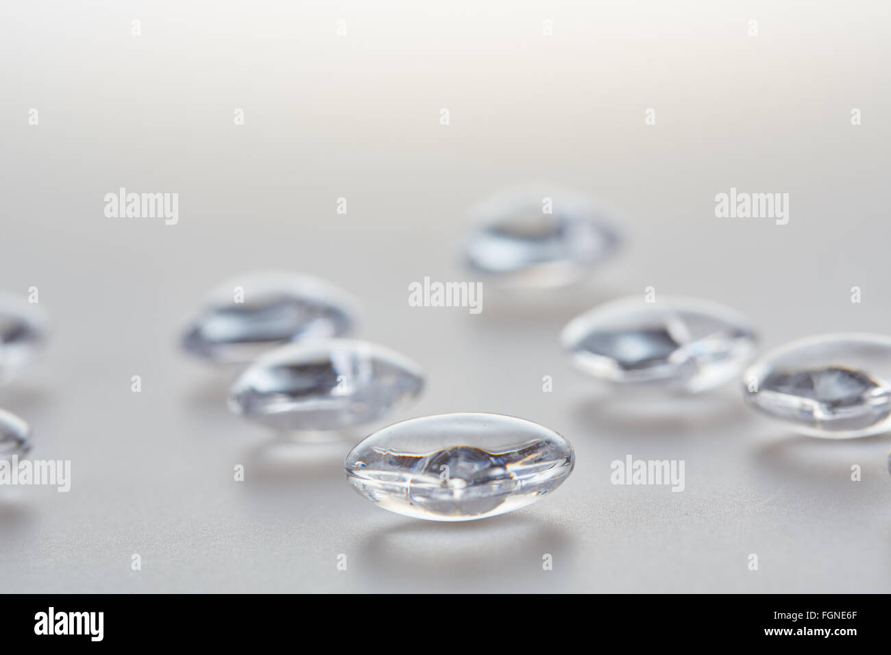 Trasparente perline diamante su un bianco tavola in plastica Foto Stock