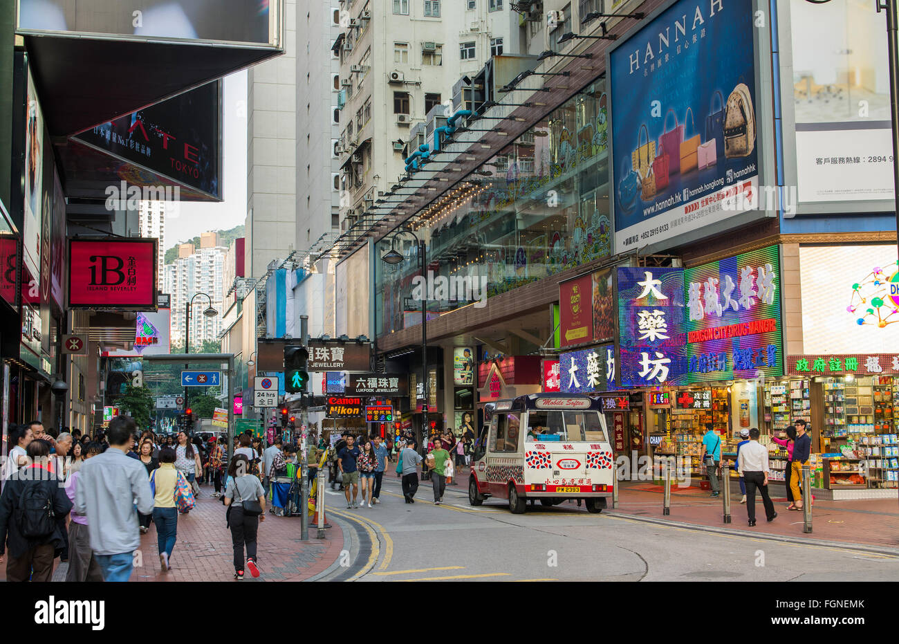 Hong Kong Cina centro occupato Causeway Bay distretto con acquirenti e la gente di affari sulle strade Foto Stock