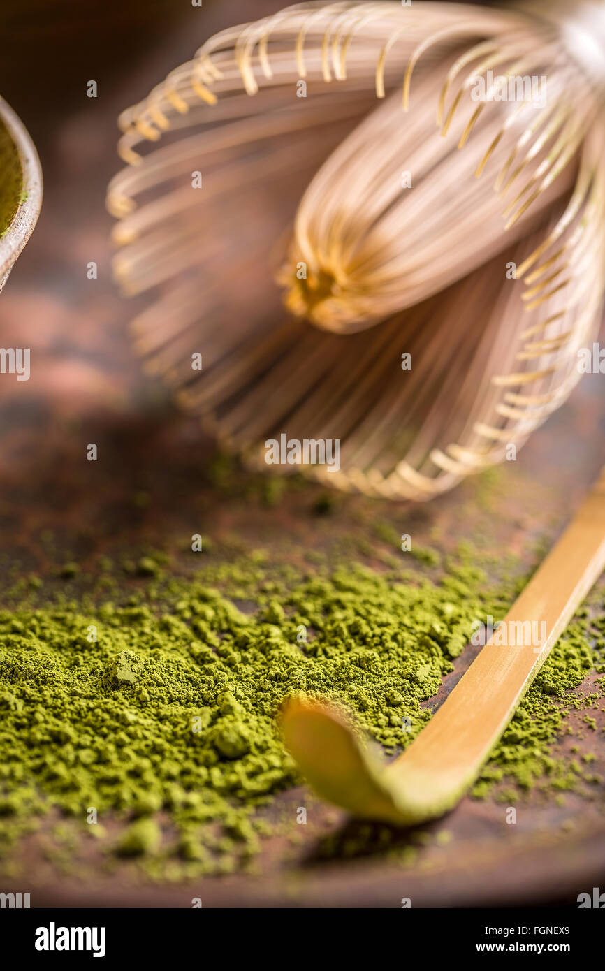 Il tè verde in polvere con una frusta di bambù e matcha cucchiaio Foto Stock