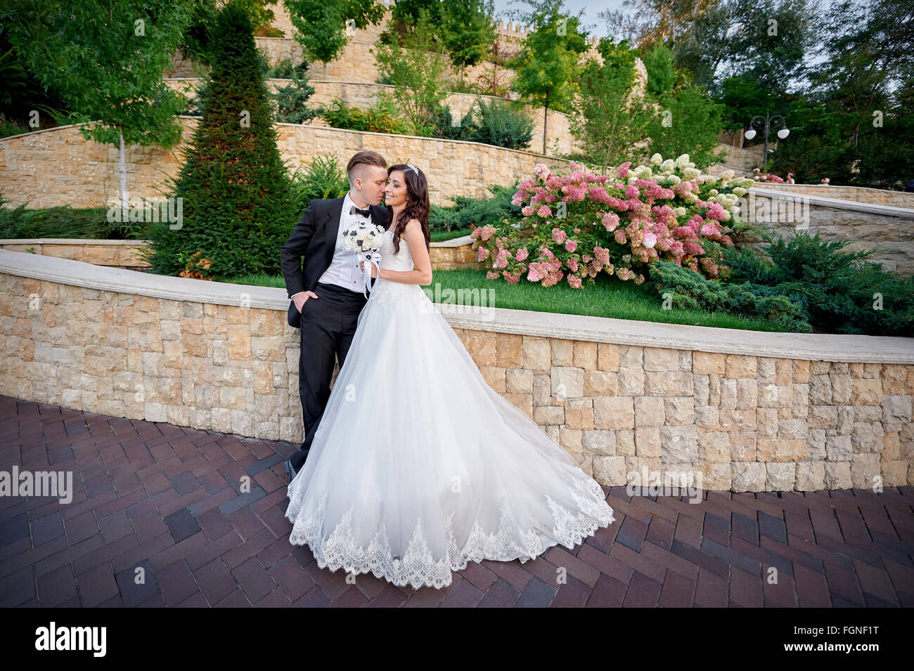 Sposa e lo Sposo al giorno di nozze a piedi in estate park Foto Stock