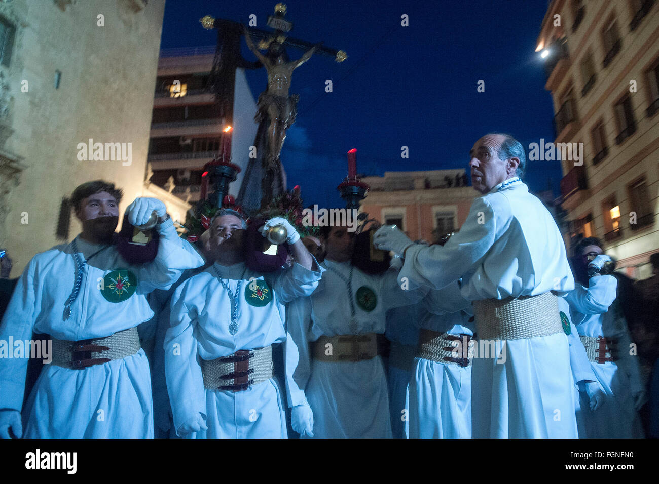 La confraternita di Santa Croce si appresta a fare il suo modo in processione a mare di Cristo Foto Stock