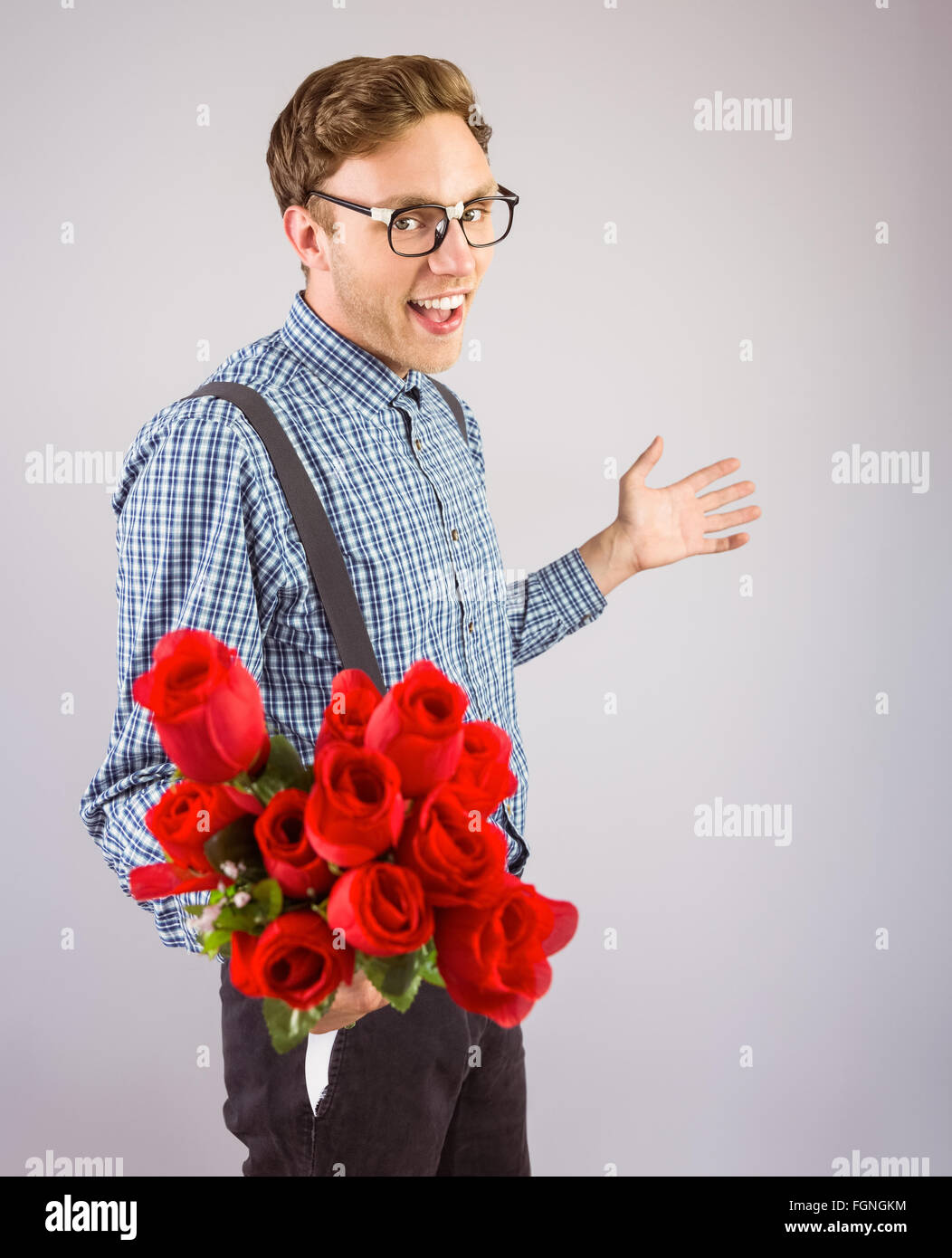 Geeky hipster tenendo un mazzo di rose Foto Stock