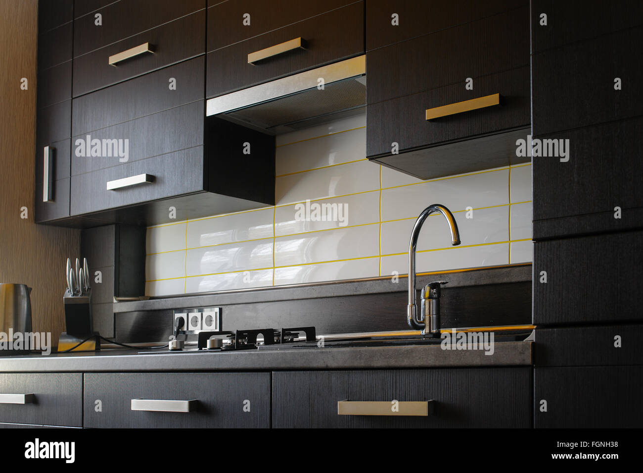 Moderna contemporanea cucina completamente attrezzata in marrone con top spec elettrodomestici Foto Stock