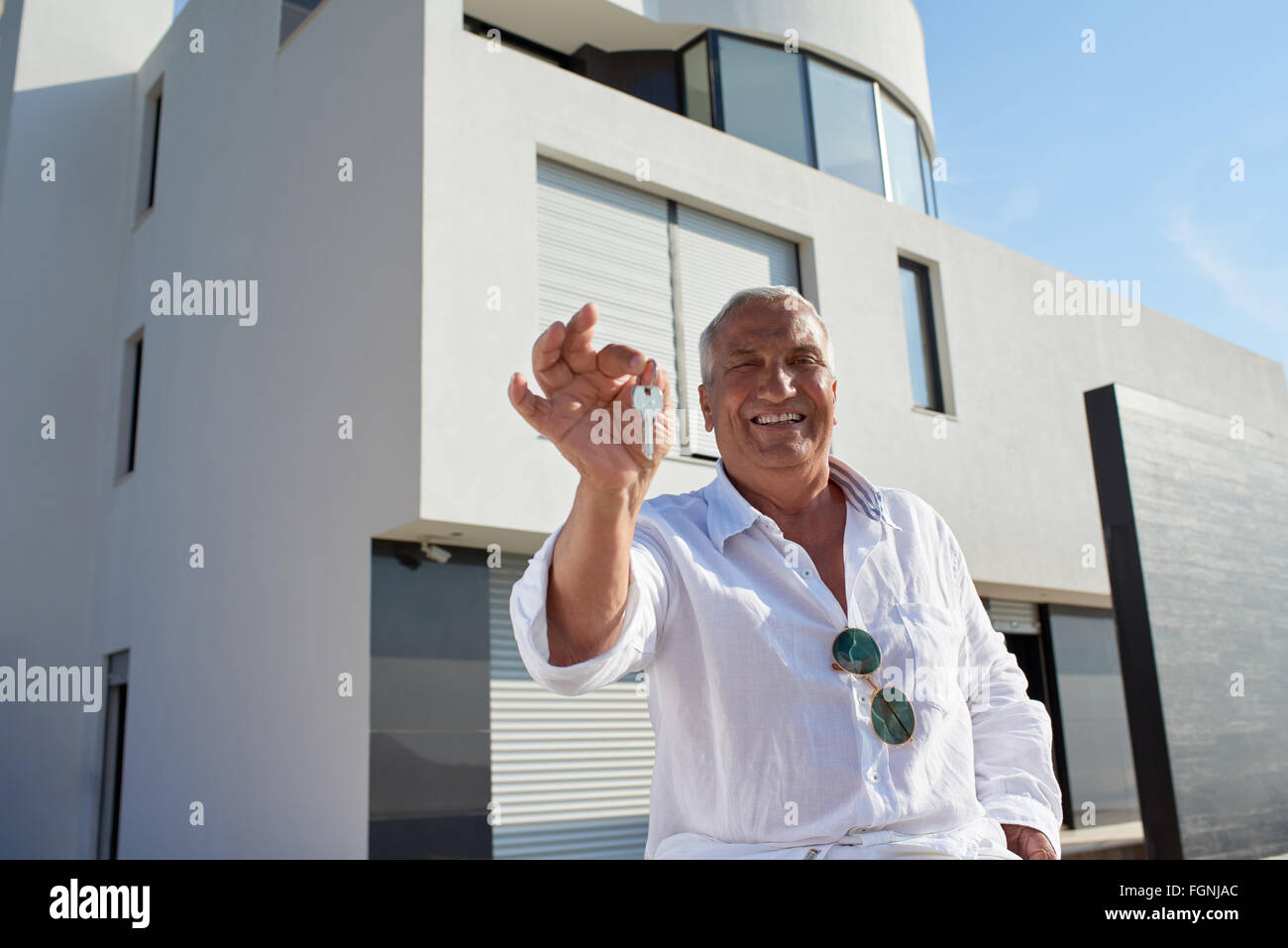 Senior uomo davanti casa moderna Foto Stock