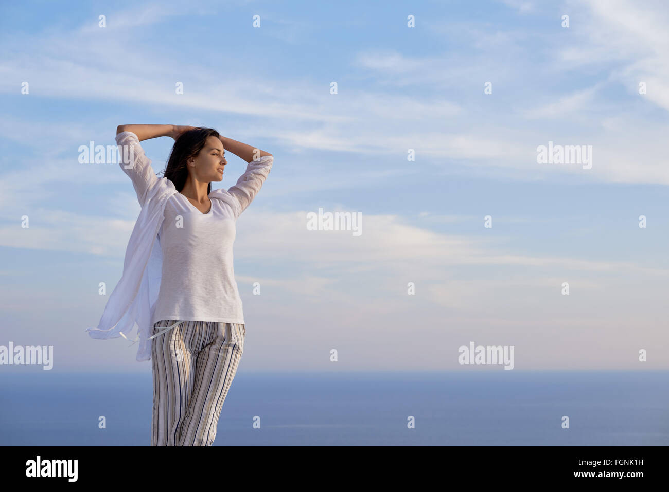 Giovane donna Godetevi il tramonto Foto Stock