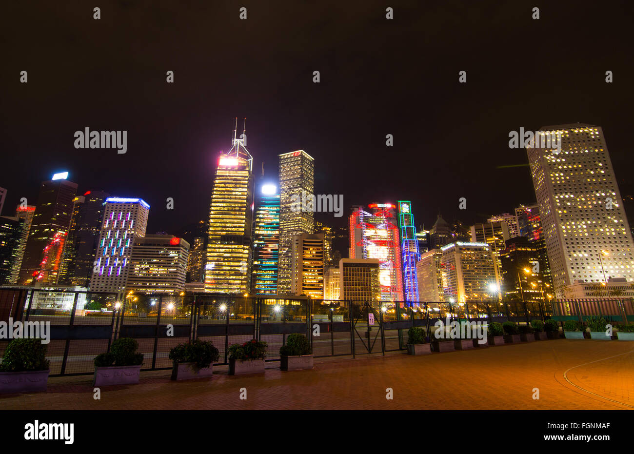 Hong Kong Cina skyline di notte con il crepuscolo in città a porto Foto Stock