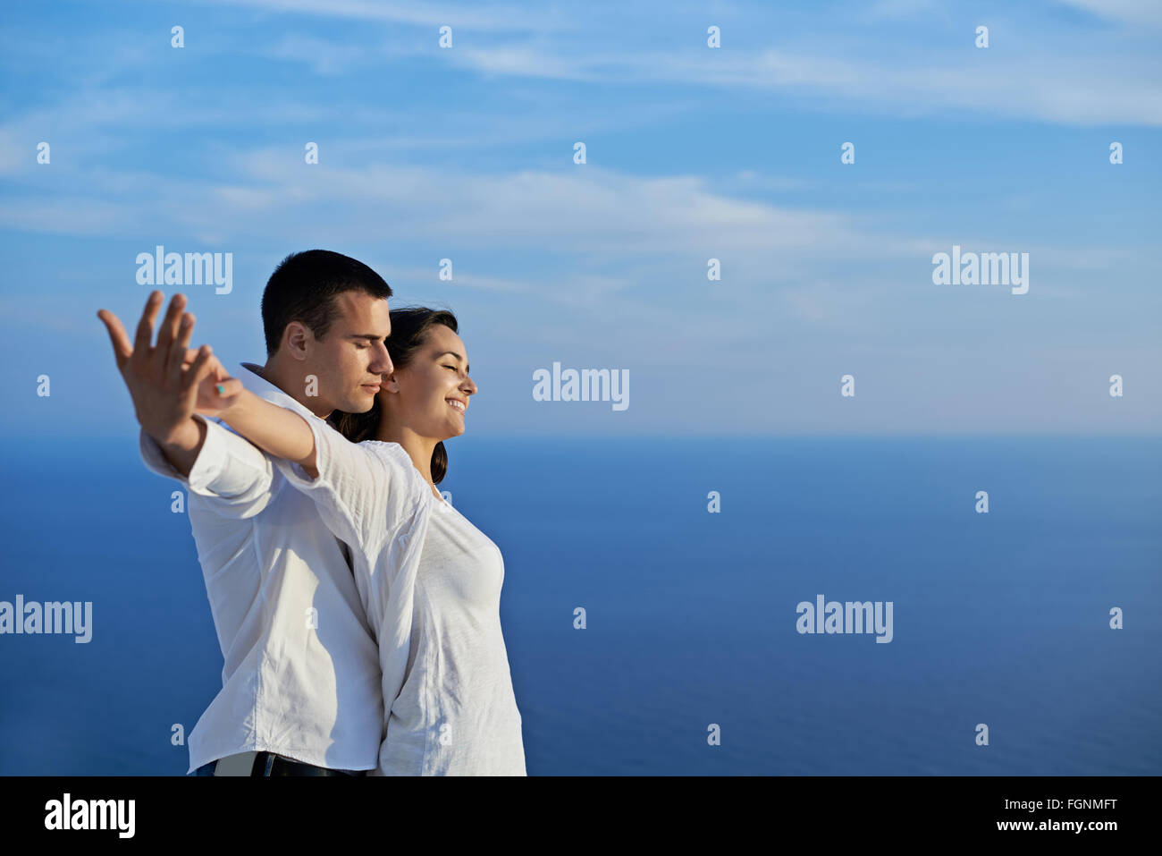 Felice giovane coppia romantica divertirsi e rilassarsi a casa Foto Stock