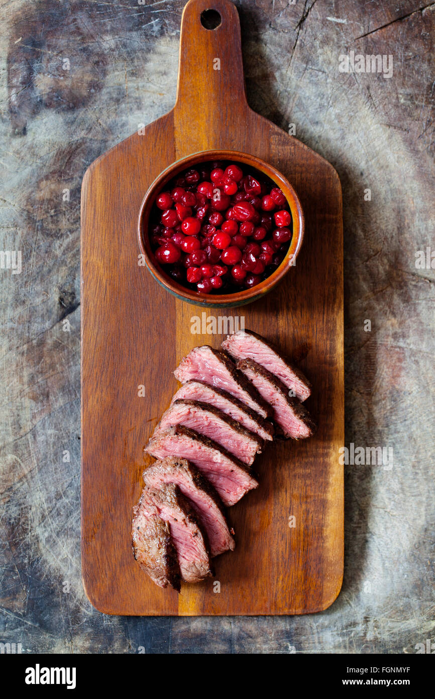 Specialità di carne di cervo e di lingonberries Foto Stock