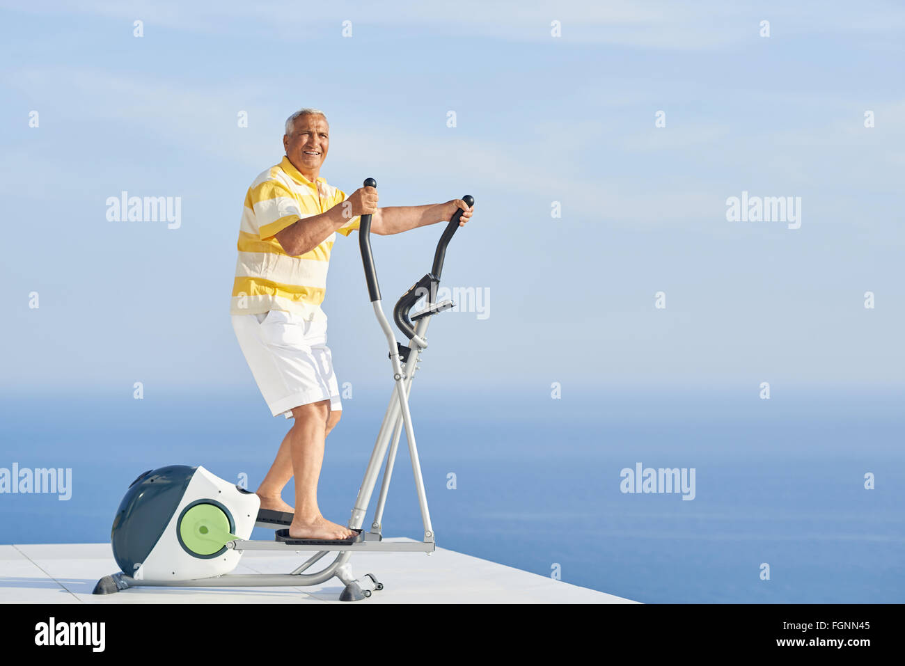 Senior sano uomo che lavora fuori Foto Stock