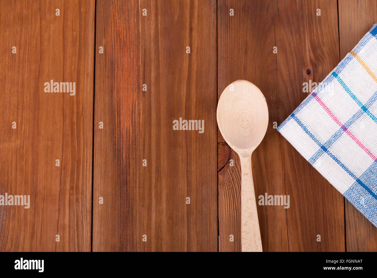 Cucchiaio e tovagliolo su sfondo di legno. Vista da sopra . Foto Stock