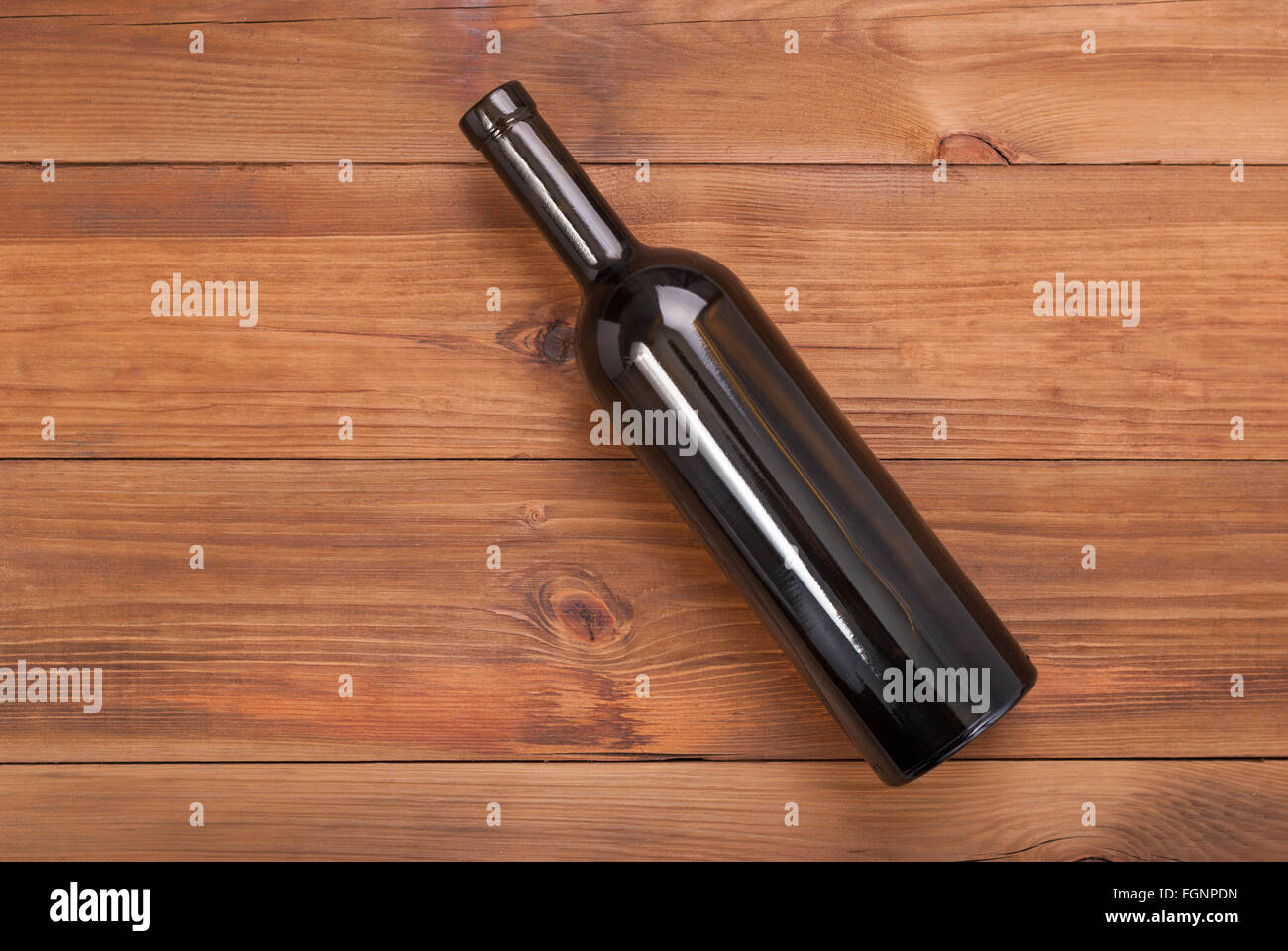 Bottiglia di vino su uno sfondo di legno. Vista da sopra . Foto Stock