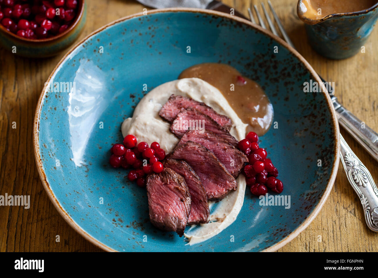 La carne di cervo, purea di castagne e lingonberries Foto Stock