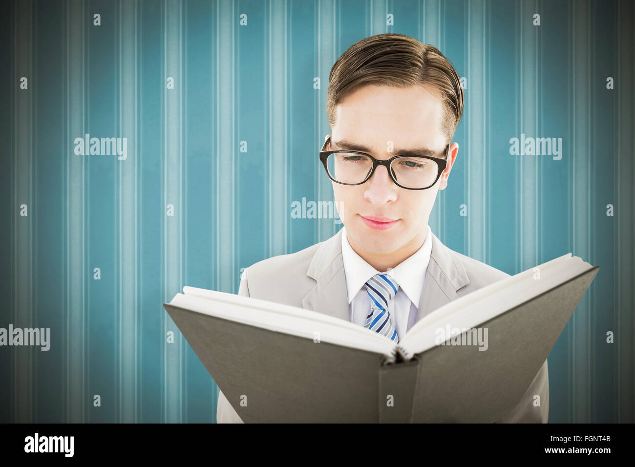 Immagine composita di geeky predicatore Lettura dalla Bibbia nero Foto Stock
