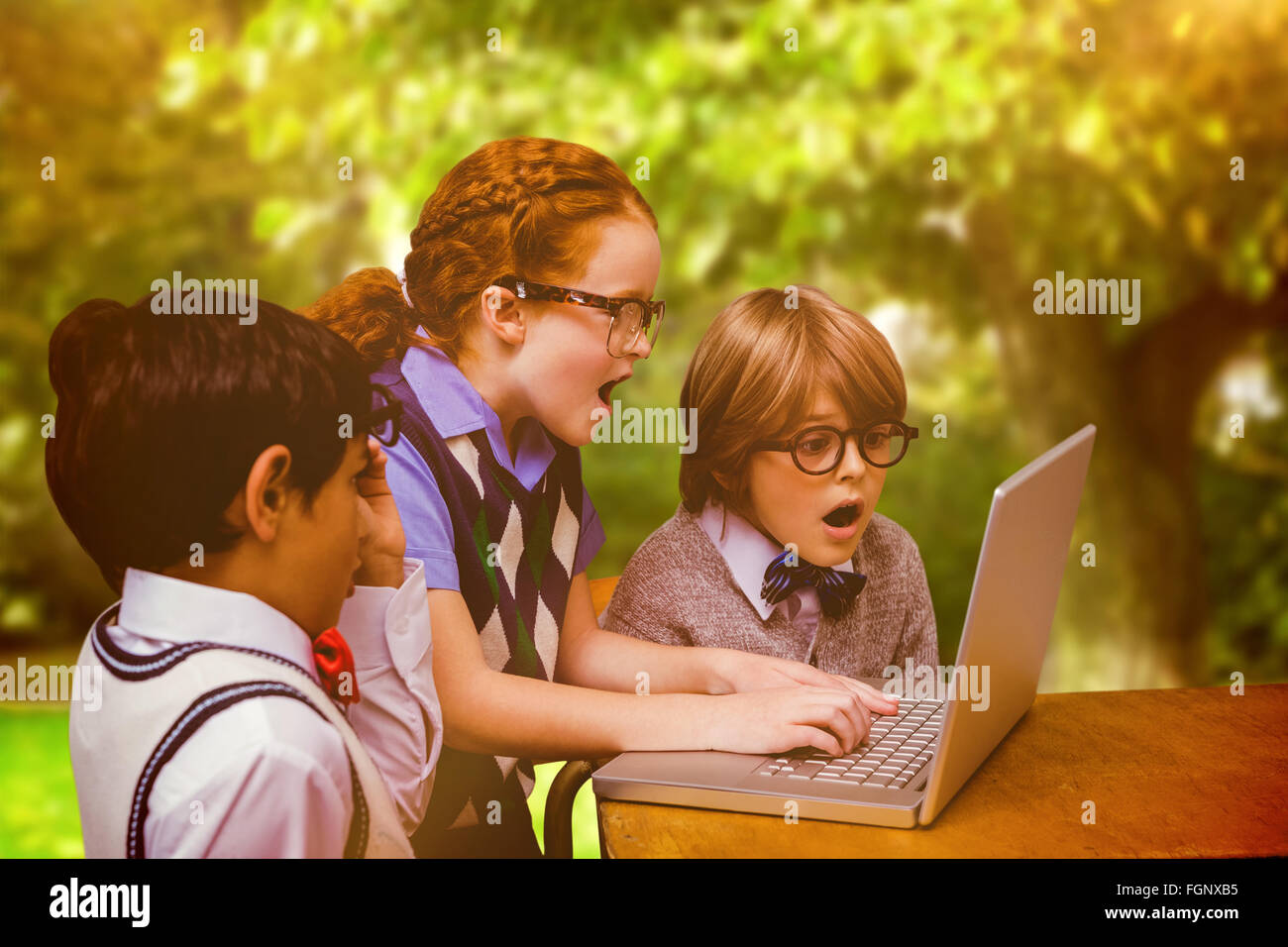 Immagine composita di studenti con laptop Foto Stock