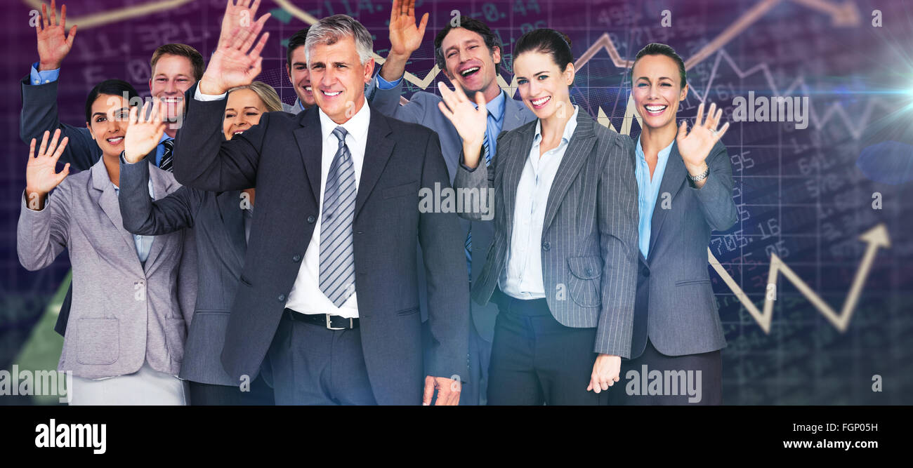 Immagine composita di sorridere il team aziende sventolando in telecamera Foto Stock