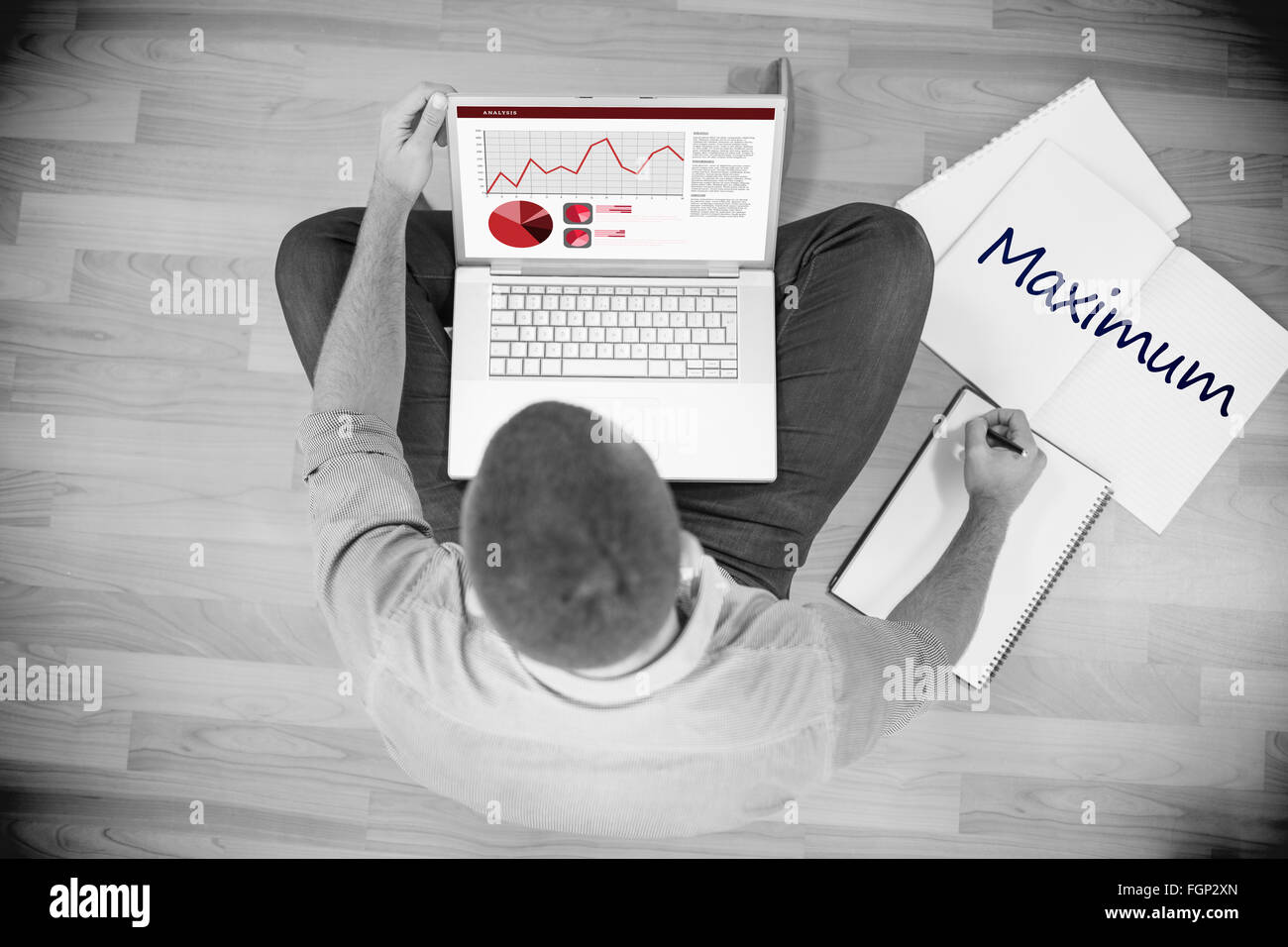 Il massimo contro il giovane imprenditore creativo lavorando sul computer portatile Foto Stock