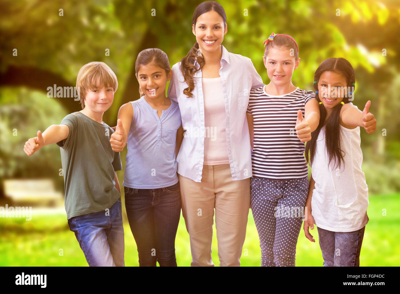 Immagine composita di graziosi gli alunni e gli insegnanti di sorridere alla telecamera in classe computer Foto Stock