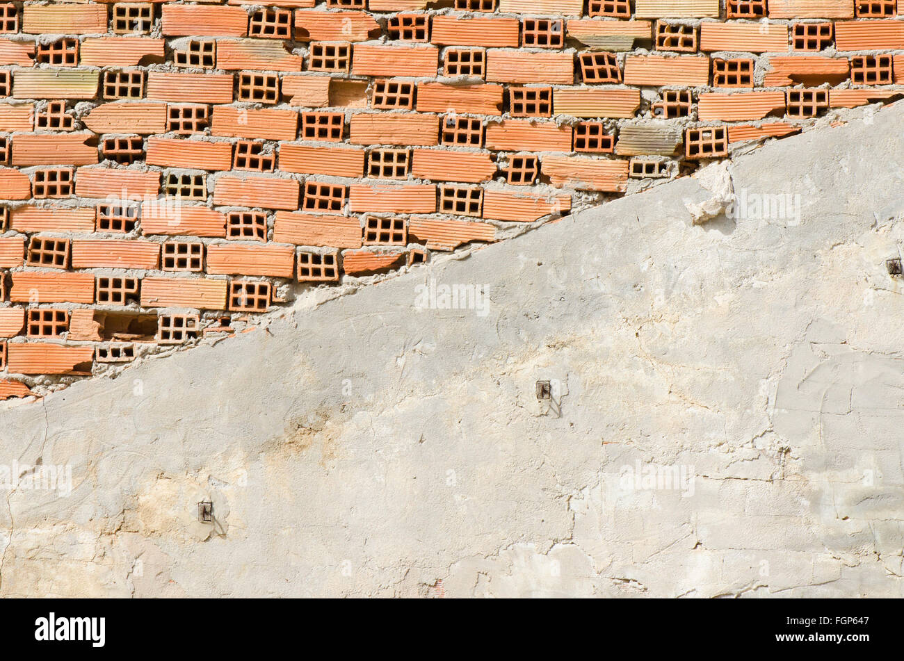 Muro di mattoni costruzione stile fiammingo, la metà di cui è stato eseguito il rendering. Foto Stock