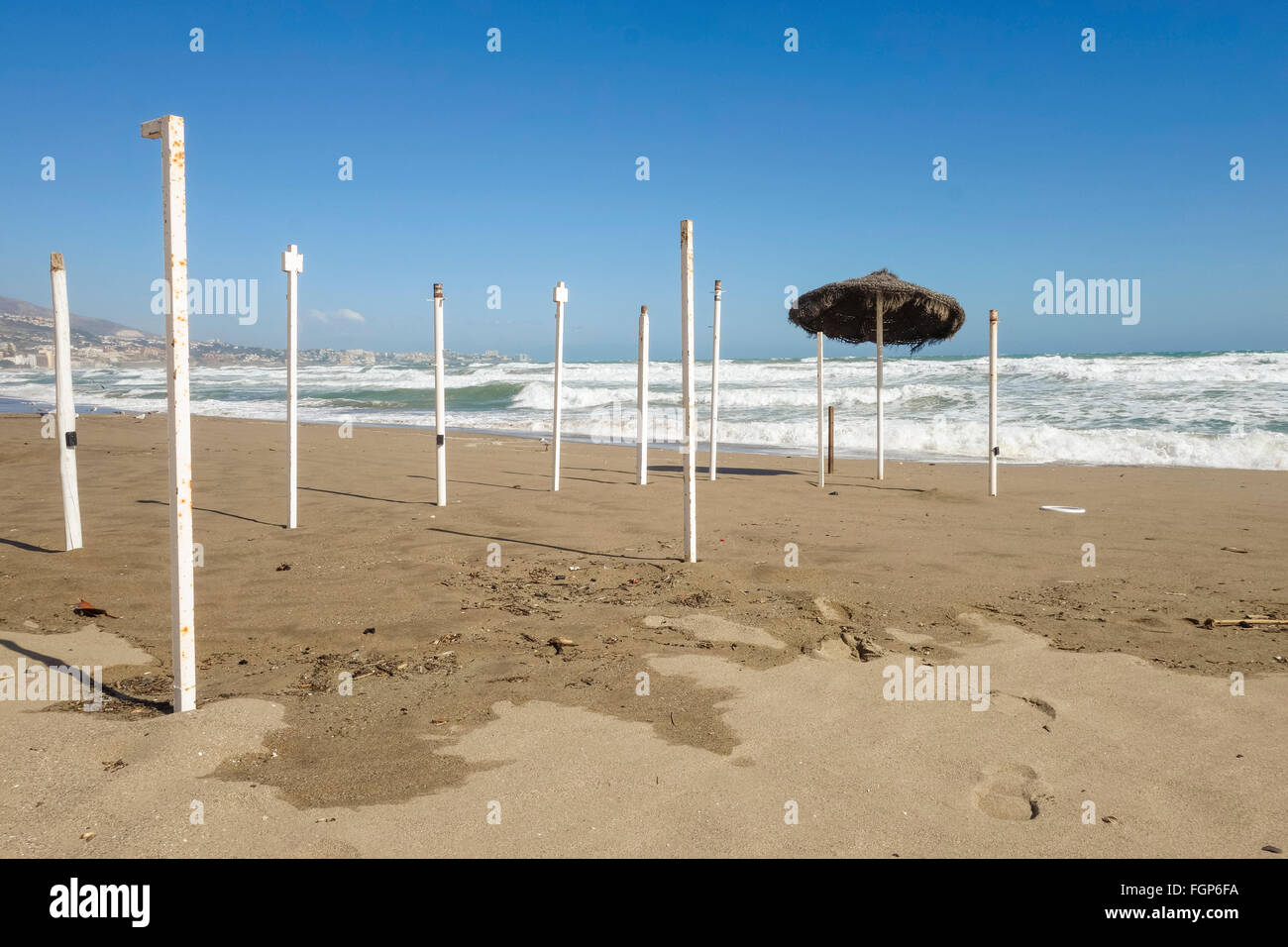 I difficili mari di ancorare la spiaggia con ombrellone al mare mediterraneo, Andalusia, Spagna. Foto Stock