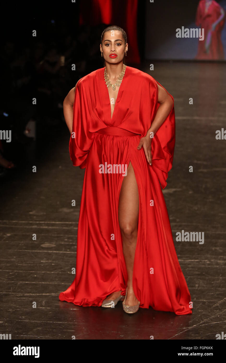 Skylar Diggins indossa Michael Costello a andare in rosso per le donne Red Dress Collection 2016 Presentato da Macy's alla Settimana della Moda di New York Foto Stock