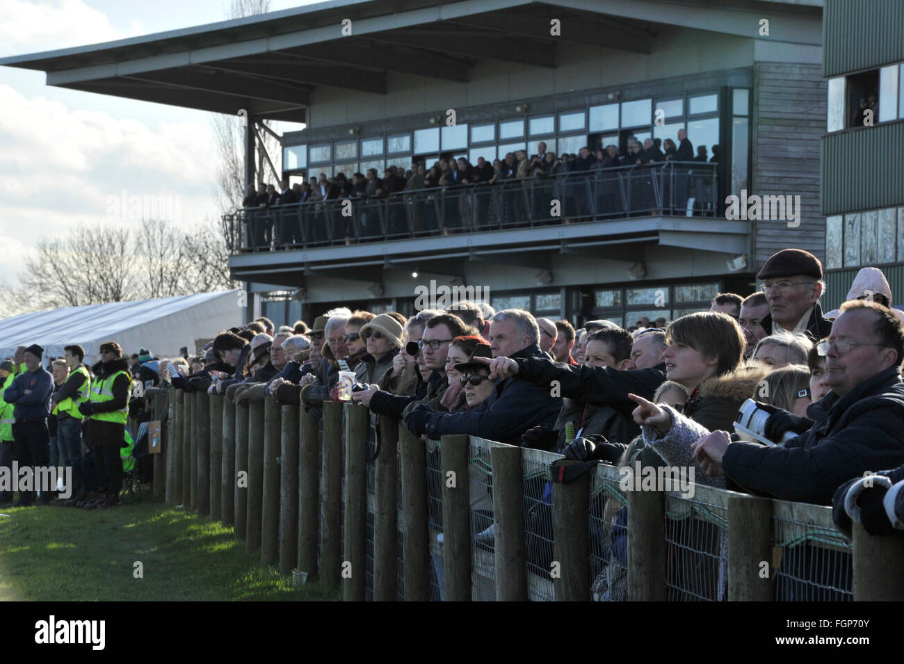 Fakenham gare tribuna 19.02.16 e la folla a guardare le corse di cavalli. Foto Stock